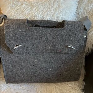 Ibex commuter bag made from recycled wool. Sturdy and classic.